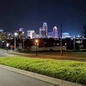 4, Sleep 5, Walk To Attractions In Uptown Charlotte